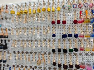 Vente directe d'usine de flacons de parfum de voiture de luxe de couleur, styles variés, prix de gros. Flacons vides - Product Image 6