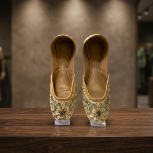 Prix de gros BS INTERNATIONAL Chaussures en cuir fantaisie à lacets pour femmes, design brodé personnalisé, tendance de la mode indienne traditionnelle - Product Image 1
