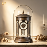 Horloge de table à pendule en verre et laiton vintage avec chiffres romains pour la décoration de la cheminée à la maison