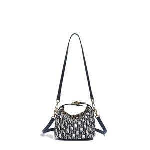 Bolso de mano de material PU con patrón geométrico de estilo retro. Tiene un cierre de cremallera. Es adecuado para uso diario. - Product Image 1