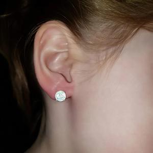 Orecchini a lobo con opale in argento 925 e montatura a griffe in oro bianco, gioielli classici da donna per tutti i giorni - Product Image 4