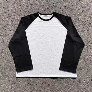 T-shirt Vintage Personalizzata Bicolore con Maniche Raglan Stile Baseball, Top Sportivo Retrò Anni '90 Casual Old Money - Product Image 3