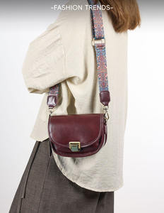 Mini sacs bandoulière en cuir, essentiels pour les soirées, taille compacte, accents métalliques, couleurs vibrantes, prêts pour les fêtes, design tendance. - Product Image 2