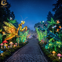 Installation de lanternes de jardin bioluminescentes, affichage lumineux des insectes pour jardin botanique, expérience lumineuse immersive nocturne