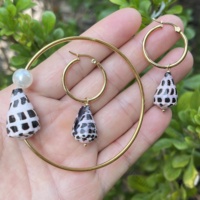 Boucles d'oreilles créoles plaquées or tendance avec pendentif coquillage naturel, bijoux bohèmes de plage pour femmes, style hawaïen pour les vacances d'été