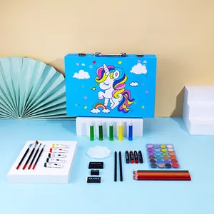 水彩ペン色鉛筆でDIY絵画アートステーショナリーセットを着色する中国製キッズ
