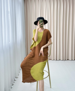 فستان إيسي مياكي الكاجوال المريح ذو الطيات: تصميم فضفاض على شكل حرف H، تصميم بسيط بلون واحد - Product Image 4