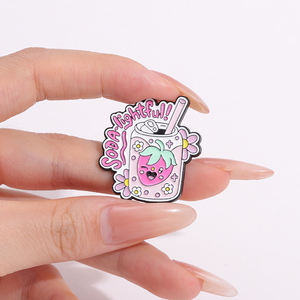 Niedliche Frucht-Emaille-Anstecknadel Rosa Erdbeer-Brosche Revers-Abzeichen Schmuck Geschenk für Freunde Kinder Großhandel - Product Image 4