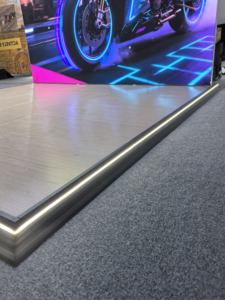 Système de revêtement de sol modulaire ignifuge à assemblage sans outil, idéal pour les stands de marques haut de gamme, système de revêtement de sol surélevé - Product Image 1