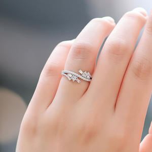 Bague de fiançailles pour femme T0053, sertie de diamants taille émeraude, monture pavée, bijoux de mode - Product Image 3