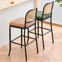 Tabourets de bar modernes de luxe léger, très demandés, avec structure en fer robuste et dossier en osier, pour usage commercial