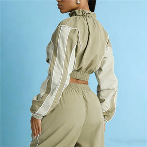 Conjunto Casual de Dos Piezas para Mujer, Top Corto de Manga Larga con Bloques de Color y Pantalones, Estilo Moderno con Parches a Rayas - Product Image 5