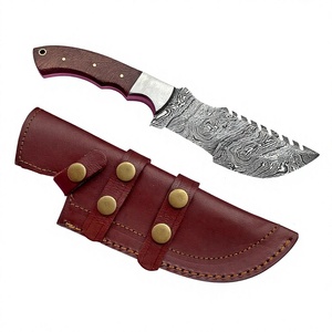 Couteaux de chasse Tracker en acier Damas artisanal de qualité supérieure, pour le camping et la chasse en plein air, avec manche en bois et étui en cuir. - Product Image 2