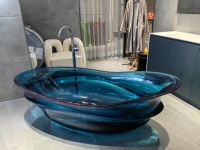 Baignoire autoportante ovale en résine transparente de haute qualité, design moderne, pour salle de bain intérieure, avec drain intégré, pour une immersion profonde