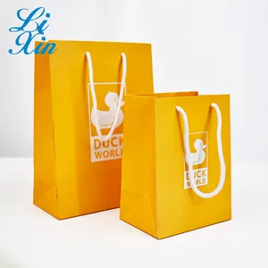 Commercio all'ingrosso personalizzato stampato con Logo riciclato borse della spesa con manico sacchetti di carta regalo