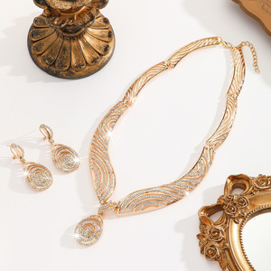 Factory direct selling gold zinc alloy inlaid rhinestone hollow necklace earrings set ladies jewelry - Product Image 2
