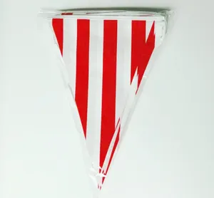 Cirque carnaval carnaval fête PE bannières drapeaux suspendus décoration de thème de Noël drapeaux à rayures rouges et blanches