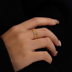 แหวนทองทรงสี่เหลี่ยมแบบมินิมอล - ดีไซน์ขอบหยัก เครื่องประดับสุดหรูสำหรับการเดินทางและสวมใส่ในชีวิตประจำวัน - Product Image 5