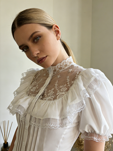 Chemisier blanc uni en dentelle transparente pour femme, col rond, manches bouffantes à volants, taille plissée, été - Product Image 2