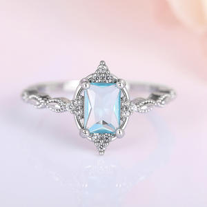 Anello H388 in Moissanite, Argento 925, Taglio Smeraldo, Montatura a Griffe, Fede di Fidanzamento da Donna - Product Image 1