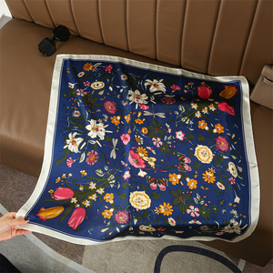 Foulard carré en satin de soie imprimé sur mesure de 50 cm pour femme, accessoire de luxe rose à motif floral pour cheveux et sac - Product Image 5