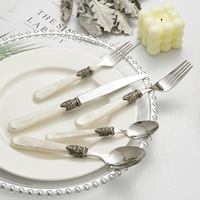 Luxuriöses Metall-Acryl Besteck-Set im Westlichen Stil mit Buff Wheel Polierung Elegantes Steakmesser Gabel und Löffel Geschenkset