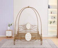 Lit à plateforme en métal doré antique de taille royale Style européen Ferme Princesse Ample sous le lit Rangement sans boîte Panneau à ressort nécessaire
