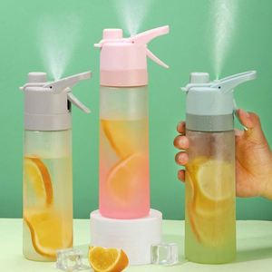 Bouteille d'eau portable en plastique givré avec pulvérisateur pour rafraîchissement extérieur - Product Image 5