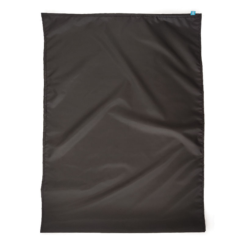 Noir, petite taille, moins de 160 cm, généralement lisse.