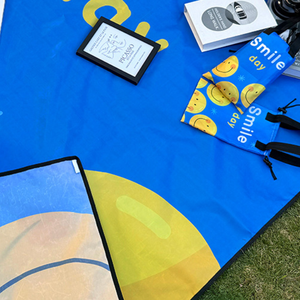Tapis <span class=keywords><strong>de</strong></span> pique-nique imperméable personnalisable OEM/ODM, facile à nettoyer, avec sangle <span class=keywords><strong>de</strong></span> transport pour les sorties printanières, le camping, la randonnée, le gazon du parc - Product Image 2