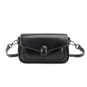 Sac à bandoulière à rabat pour femme avec décoration à boucle ovale, polyvalent et pratique - Product Image 4