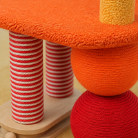 Arbre à chat à 2 niveaux au design coloré avec poteaux à gratter en corde de sisal, tissu en peluche, structure en bois et jouet à billes pour petits chats