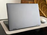 Dispositivo di elaborazione mobile trasformabile 2-in-1 elegante e versatile per il business, con 12 core per riunioni e lavoro.
