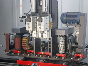 Dispositif d'alimentation et de lubrification automatique <span class=keywords><strong>pour</strong></span> tour à bois CNC 9-en-1 avec couvercle de protection fermé de sécurité - Product Image 4