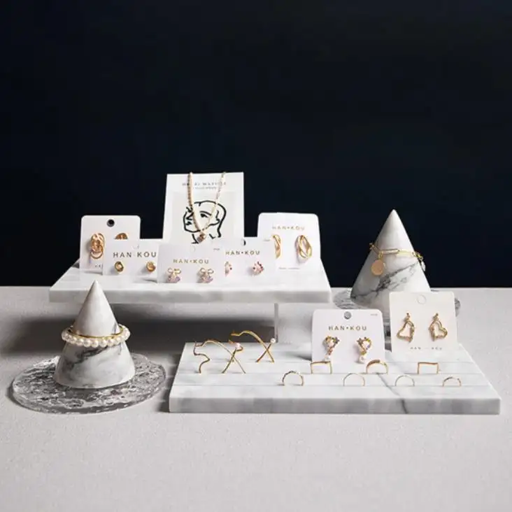 Organizador de exhibición de joyas de mármol blanco, bandejas de soporte con logotipo del cliente, caja de cartón, soporte para anillo, pendiente, tarjeta, pulsera