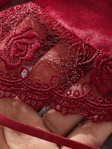 Set di Lingerie in Pizzo <span class=keywords><strong>Bordeaux</strong></span> Personalizzato OEM, <span class=keywords><strong>Reggiseno</strong></span> e Perizoma in Rete Trasparente con Ricamo Floreale 3D, Set di 2 Pezzi di Lingerie Esotica per Donne - Product Image 5