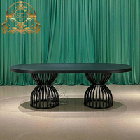 Mesa Ovalada Elegante y Moderna de Lujo para Comedor de Hotel, Banquetes de Boda, con Patas Doradas, Tapa de Cristal Espejo y Estructura de Acero Inoxidable