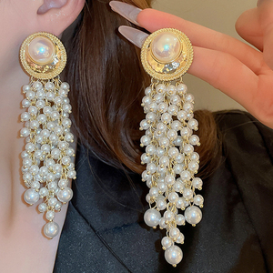 Orecchini Lunghi con Perle e Nappine, Orecchini Vintage di Alta Gamma, Orecchini Stile Palazzo per Donne - Product Image 3