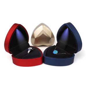 Caja de Anillos Moderna con Luz LED EVERWIN, Caja para Aretes en Forma de Corazón, Caja de Almacenamiento de Joyas con Forro de Terciopelo de Lujo para Collares y Colgantes - Product Image 4