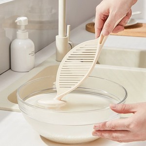 Cuillère à riz en plastique avec passoire et design de drainage pour la cuisine - Product Image 2