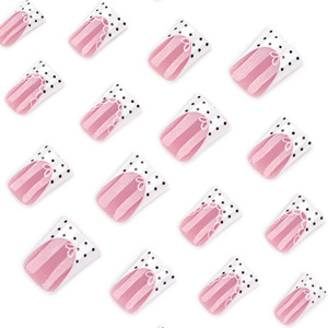 24 faux ongles Coquette à presser, carrés moyens roses avec pointes françaises blanches et pois noirs, style doux et ludique - Product Image 3