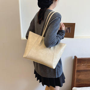 Sac fourre-tout pour femme de style coréen tendance 2025, grande capacité, simple, sac à bandoulière en PU pour les déplacements polyvalents - Product Image 1