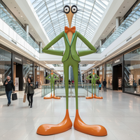 Sculpture en fibre de verre personnalisée, statue de gorille créative moderne en résine colorée peinte à la main, pour utilisation en extérieur dans les centres commerciaux.