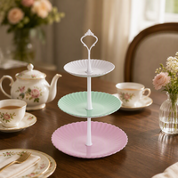 Présentoir à 3 niveaux festonné en plastique pour service, assiettes, fruits, gâteaux, desserts, cupcakes, avec poignée dorée, pour fêtes et mariages
