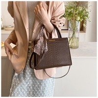 Nouveau sac pour femme, motif crocodile rétro, sac bandoulière, nouveau style, grande capacité, sac fourre-tout portable avec foulard en soie
