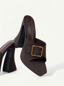 <span class=keywords><strong>Sandales</strong></span> mules à plateforme marron foncé pour femmes, bout pointu, talon incurvé de 13 cm, large sangle, boucle dorée, en similicuir PU léger, style Y2K - Product Image 3