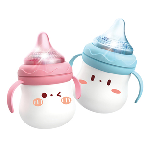 Hochet pour bébé en forme de biberon de dessin animé, jouet sensoriel Montessori électrique en plastique pour 0-6 et 6-12 mois avec lumières et musique - Product Image 1