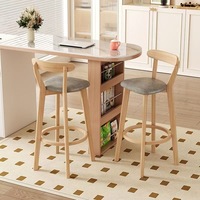 Tabouret de bar à pieds hauts en bois clair avec siège moderne minimaliste rembourré et repose-pieds rond. Baravec une conception arquée de dossier.
