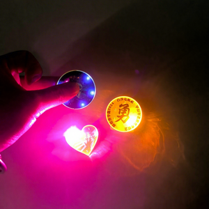 Vendita calda di alta qualità LED lampeggiante spilla spilla in plastica distintivo Logo personalizzato per feste feste Ramadan April giorno dello sciocco - Product Image 2