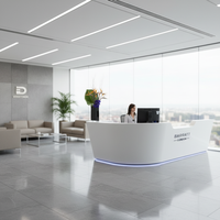 Comptoir d'accueil personnalisé blanc au design moderne avec logo rétroéclairé, forme, taille et couleur personnalisables pour hôpital, hôtel, bureau, immeuble
